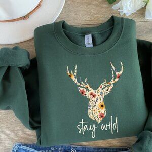 "Stay Wild" Deer Hunter Green Wildflower Crewneck Sweater Size Small‎